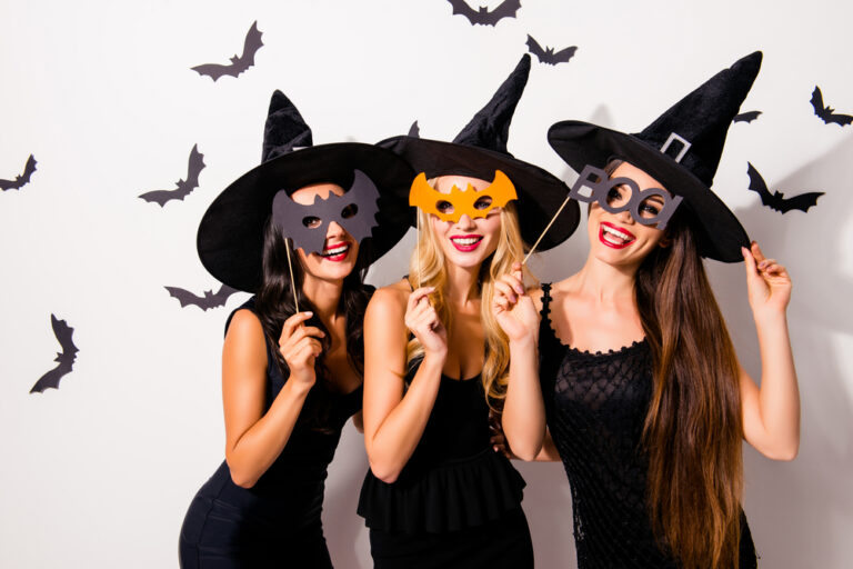 30 Easy Halloween Costumes College Girls Need To Copy In 2024